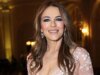 當伊莉莎白赫利 (Elizabeth Hurley) 慶祝自己 61 歲生日時,身穿黃色比基尼驚艷亮相。