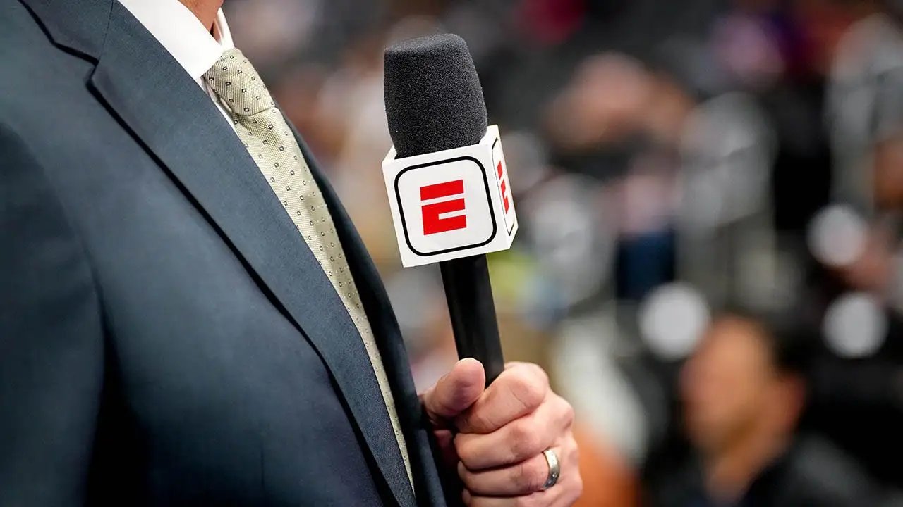ESPN 重新簽下反激進邊鋒西德尼·斯威尼，同時據報道正在考慮大規模裁員