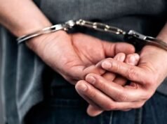 一名警察因涉嫌從一名城市員工那裡盜竊 1000 萬美元而被捕