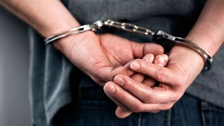 一名警察因涉嫌從一名城市員工那裡盜竊 1000 萬美元而被捕