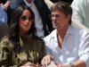 布拉德皮特 (Brad Pitt) 和伊內斯德拉蒙 (Ines De Ramon) 在巴黎之旅中攜帶 PDA – 照片