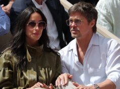 布拉德皮特 (Brad Pitt) 和伊內斯德拉蒙 (Ines De Ramon) 在巴黎之旅中攜帶 PDA – 照片