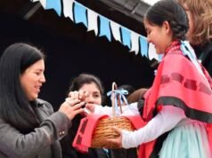 費爾南德斯以激動人心的愛國行為向馬丁·米格爾·德格梅斯將軍致敬