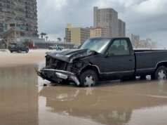 一輛皮卡車撞上代托納海灘海岸的一個收費站,造成一名員工死亡。
