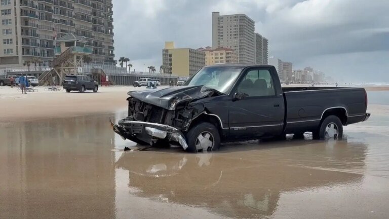 一輛皮卡車撞上代托納海灘海岸的一個收費站，造成一名員工死亡。