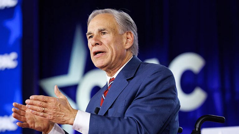 格雷格·阿博特 (Greg Abbott) 在與尼克斯隊打招呼後，發布了一張自己穿著馬刺球衣扣籃的人工智能照片，以惡搞凱西·霍赫爾 (Kathy Hochul)。
