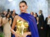 海莉·比伯 (Hailey Bieber) 身穿比基尼為羅德 (Rhode) 競選照片展示健美腹肌