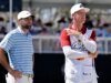 斯科蒂·謝弗勒 (Scottie Scheffler) 的球童在美國公開賽期間向 PGA 巡迴賽職業選手傳遞公司信息