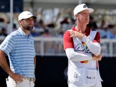 斯科蒂·謝弗勒 (Scottie Scheffler) 的球童在美國公開賽期間向 PGA 巡迴賽職業選手傳遞公司信息