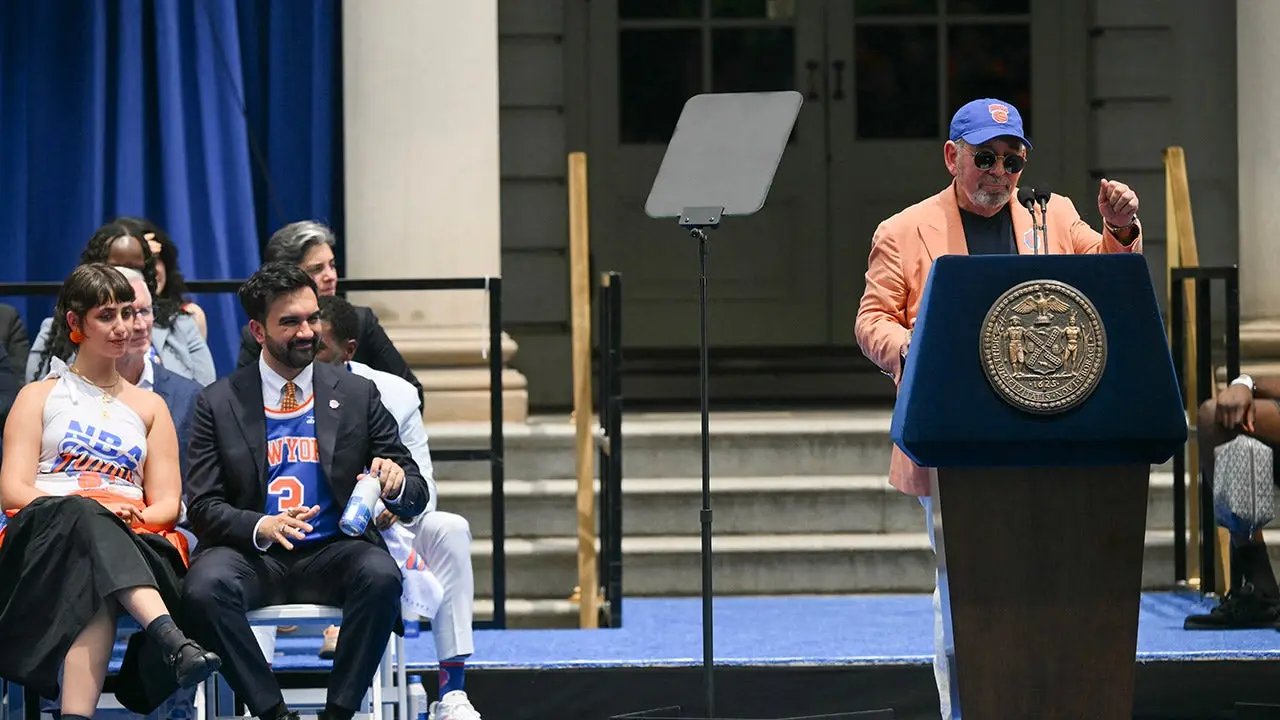 這位尼克斯老闆似乎在 NBA 冠軍慶祝活動上對馬姆達尼進行了重溫，甚至還與他合影了一張照片。