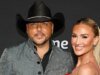 布列塔尼·阿爾丁 (Brittany Aldean) 與傑森 (Jason) 一起在熱帶度假慶祝 39 歲生日