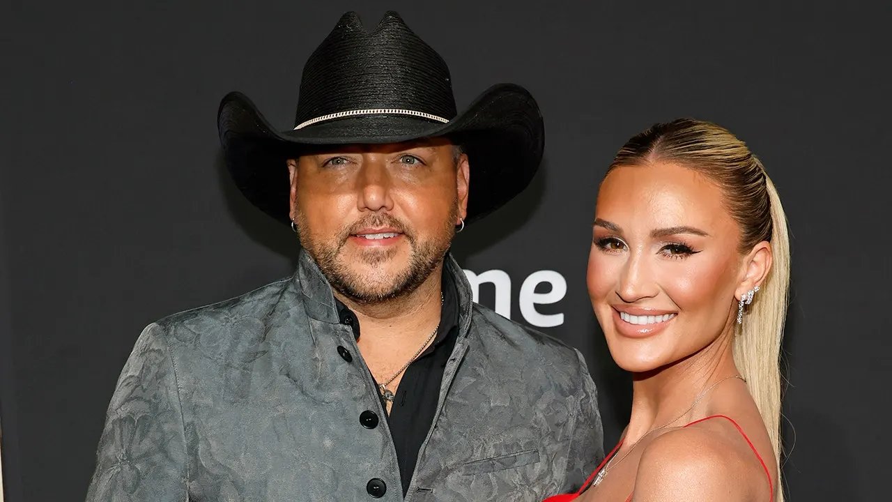 布列塔尼·阿爾丁 (Brittany Aldean) 與傑森 (Jason) 一起在熱帶度假慶祝 39 歲生日