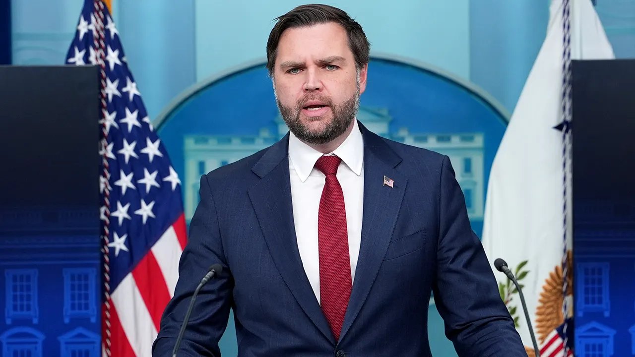 JD 萬斯 (JD Vance) 加入《The View》，儘管主持人多年來一直在發脾氣