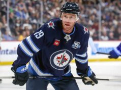 喬納森·托斯 (Jonathan Toews) 在 16 個 NHL 賽季和 3 屆斯坦利杯冠軍後正式退役。