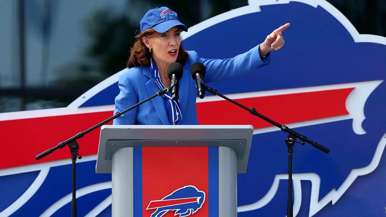紐約州長凱西·霍赫爾（Kathy Hochul）試圖讓比爾斯在新體育場唱歌，但完全失敗了。