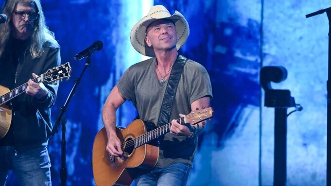 kenny-chesney-performing.jpg