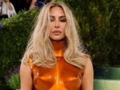 金卡戴珊 (Kim Kardashian) 發布比基尼照片,這是與劉易斯漢密爾頓 (Lewis Hamilton) 的第一張情侶照