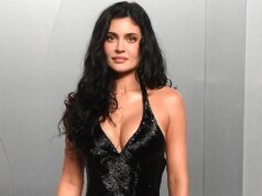 凱莉詹納 (Kylie Jenner) 在特克斯和凱科斯群島之旅中穿著粉紅色比基尼驚艷亮相。