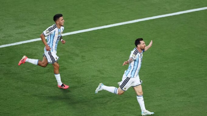 lionel-messi-marco-un-golazo-en-el-estreno-de-la-4S32RRSXCRF2XMVAYUCPBVTE7U.jpg
