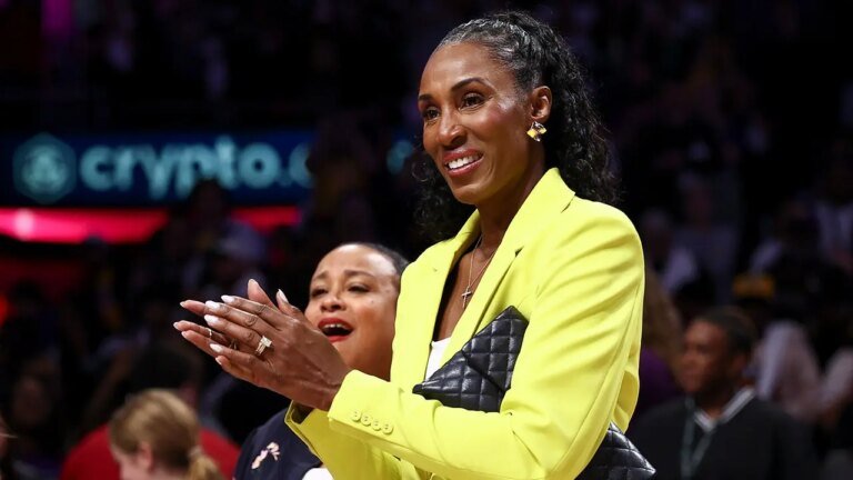 麗莎·萊斯利 (Lisa Leslie) 表示，在阿麗莎·托馬斯 (Alyssa Thomas) 用拳頭擊打凱特琳·克拉克 (Caitlin Clark) 的脖子後，WNBA 官員「必須做得更好」。