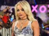 WWE 的 Liv Morgan 在比基尼賽季中名列前茅,艾米麗伊麗莎白 (Emily Elizabeth) 過著白日夢和吃肉的周末。