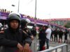 世界盃開幕式外,反政府抗議者與防暴警察發生衝突。當夏奇拉在裡面表演時