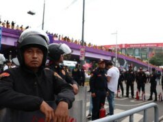 世界盃開幕式外,反政府抗議者與防暴警察發生衝突。當夏奇拉在裡面表演時