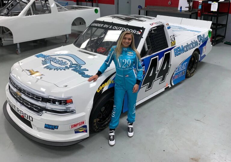 一名女車手在比賽週末打破了贊助商關係，她的 NASCAR 競選活動受到了巨大打擊