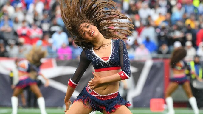 nfl-patriots-cheerleaders-090925-1.jpg