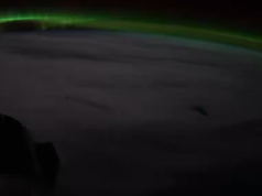 NASA 12 號機組指揮官從太空站捕捉到蜿蜒的南極光