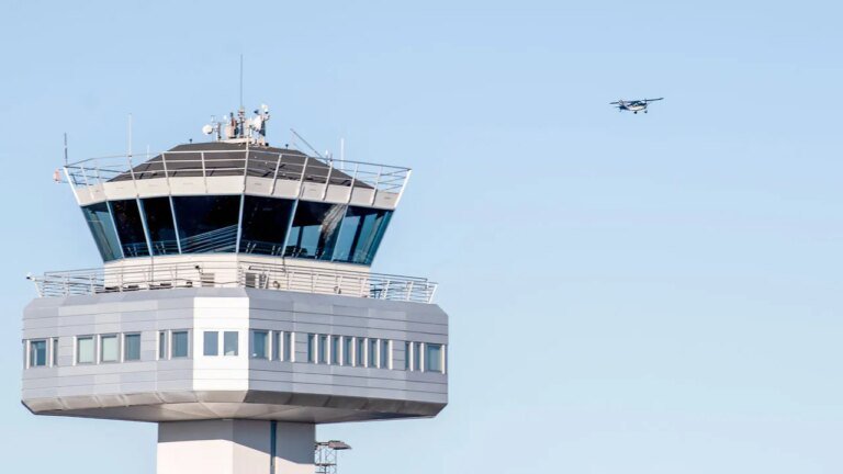 捷藍航空飛行員在錄音中報告無人機在接近甘迺迪機場時發生碰撞