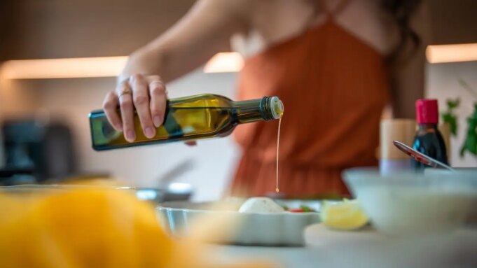 olive-oil-pouring-kitchen-fox-news-001.jpeg