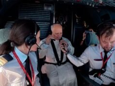 影片:教皇利奧十四世向從空中護送他的飛機飛往巴塞隆納的飛行員致意