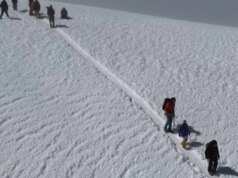 人形機器人在大量人類幫助下爬上了火山