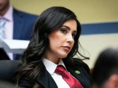 MAGA 比基尼委員會成員 Anna Paulina Luna 駕駛飛行天使警車在街道和廢棄的購物中心巡邏。