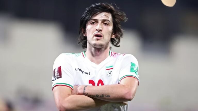 由於政治爭議，伊朗隊沒有得分手薩達爾·阿茲蒙（Sardar Azmoun）參賽