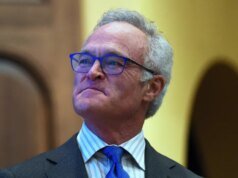 斯科特佩利 (Scott Pelley) 在 60 分鐘槍戰後感謝球迷,並有可能提起法律訴訟
