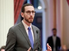 支持以色列的加州參議員在跨性別遊行中辯稱“我們恨你”