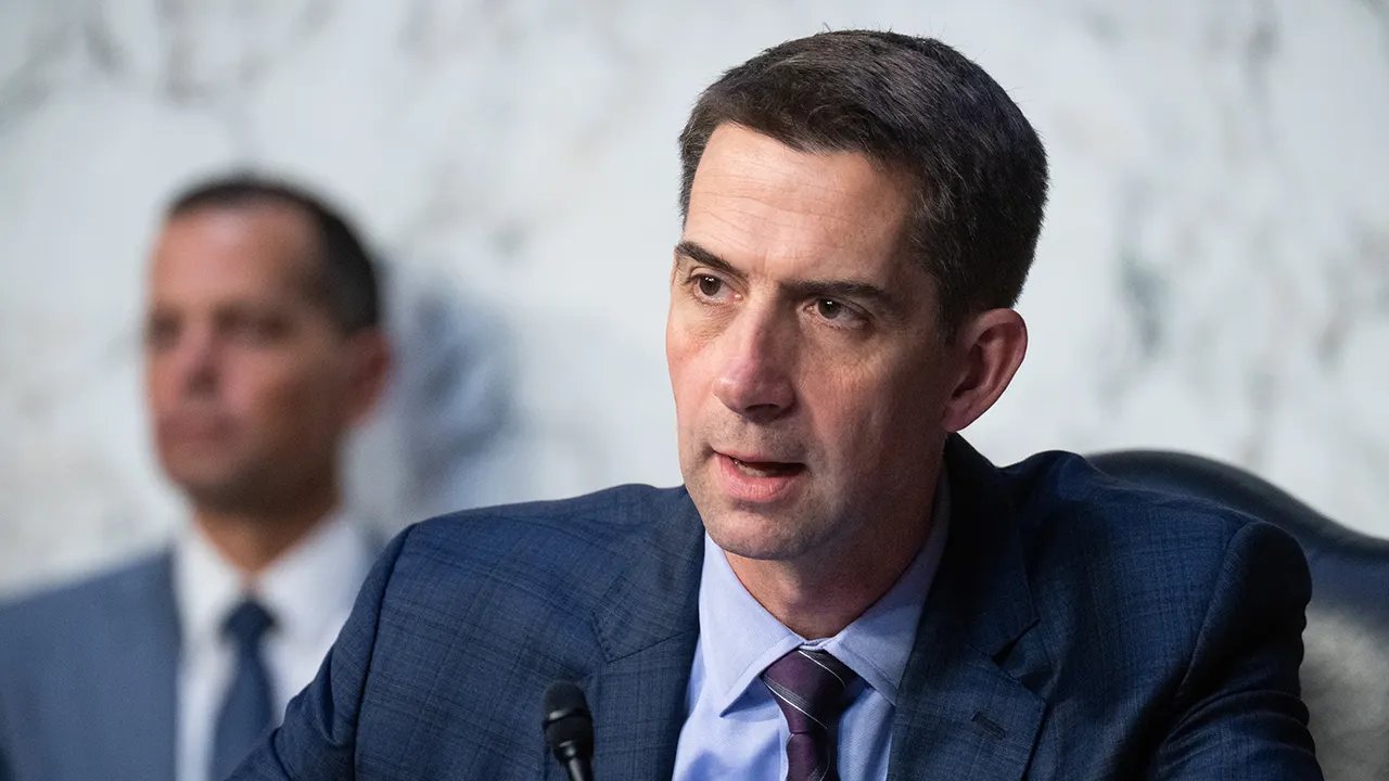 參議員湯姆·科頓呼籲司法部調查與中國有關的針對美國人工智慧的活動。