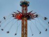 喬治亞六旗遊樂園的遊客在盪鞦韆時漂浮在空中。