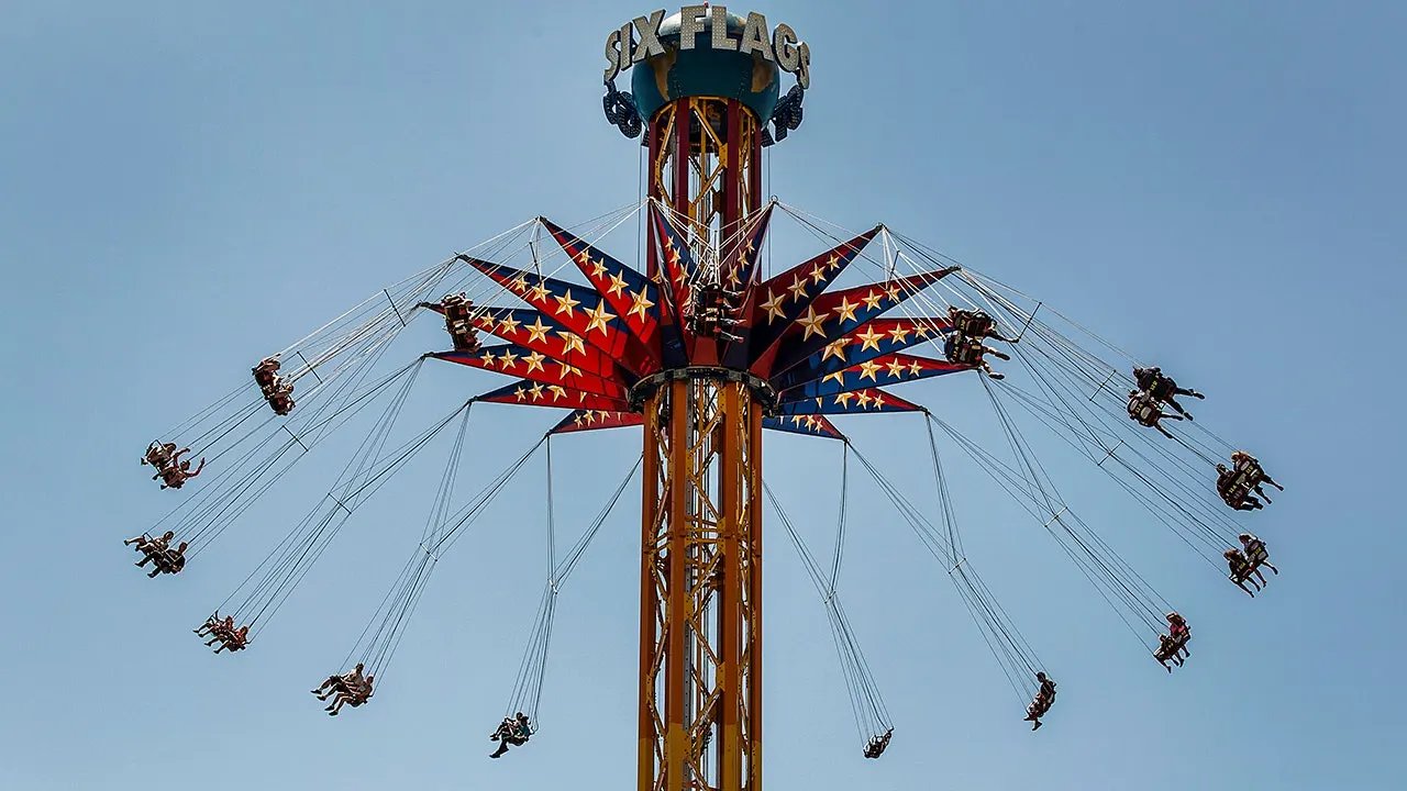 喬治亞六旗遊樂園的遊客在盪鞦韆時漂浮在空中。