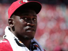 前全職業線衛奧爾登史密斯 (Aldon Smith) 因突然去世而哀悼,享年 49 歲。