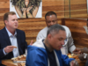 史賓塞普拉特 (Spencer Pratt) 在洛杉磯市長初選期間的選舉日拜訪了羅斯科 (Roscoe)。