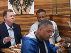 史賓塞普拉特 (Spencer Pratt) 在洛杉磯市長初選期間的選舉日拜訪了羅斯科 (Roscoe)。