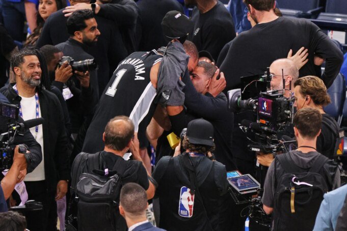 spurs-celebrate-scaled.jpg