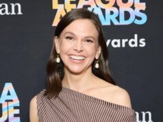 永恆的 Sutton Foster 連身裙適合 50 歲以上的女性