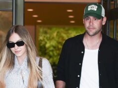 斯庫特·布勞恩 (Scooter Braun) 和悉尼·斯威尼 (Sydney Sweeney) 深夜騎自行車前往時代廣場。