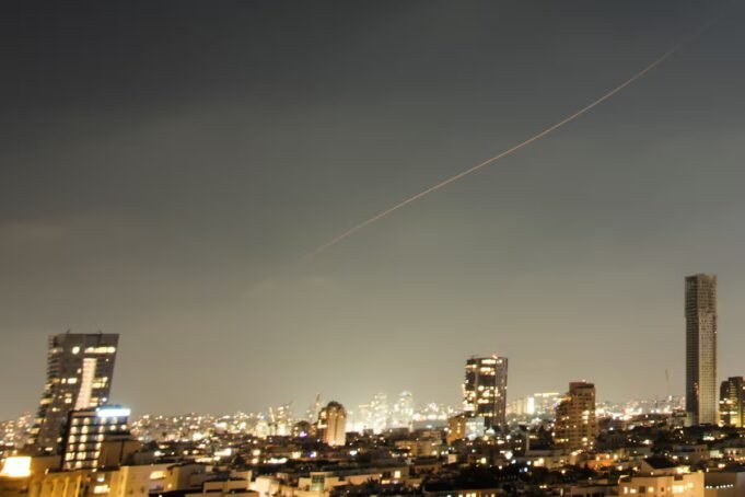 un-proyectil-atraviesa-el-cielo-de-israel-tras-un-LV4BS57D35DWRFNH3MPYRBCG2I.JPG