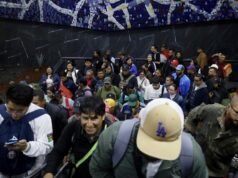 在抗議中,墨西哥城為歷史性的世界盃揭幕戰做準備