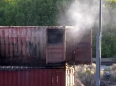 裝載鋰電池的軌道車在卡洪山口被大火吞沒